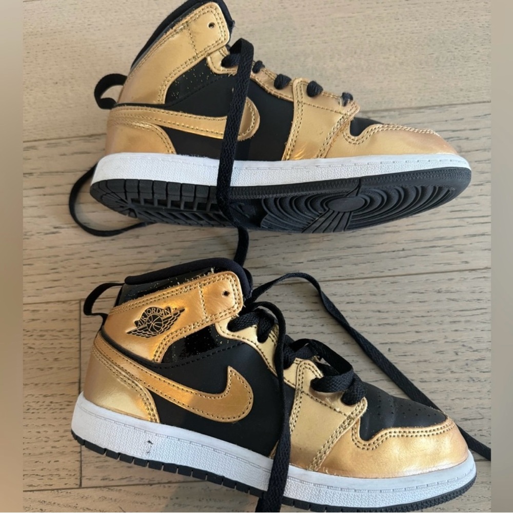 Nike Kids Black and Gold Sneakers
